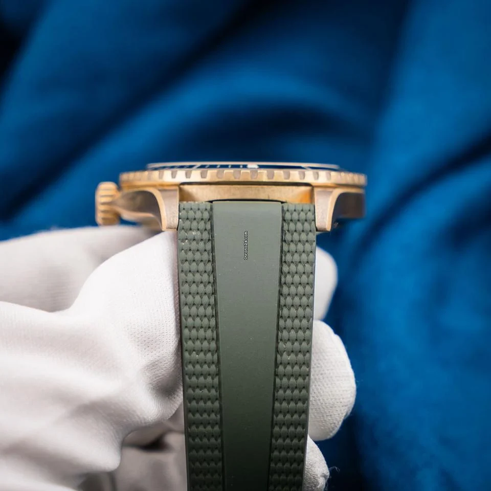 Breitling Superocean Automatic 42 Breitling Superocean Green Dial Bronze 42mm Box & Papers 16 Breitling Superocean Automatic 42 Breitling Superocean Green Dial Bronze 42mm Box & Papers