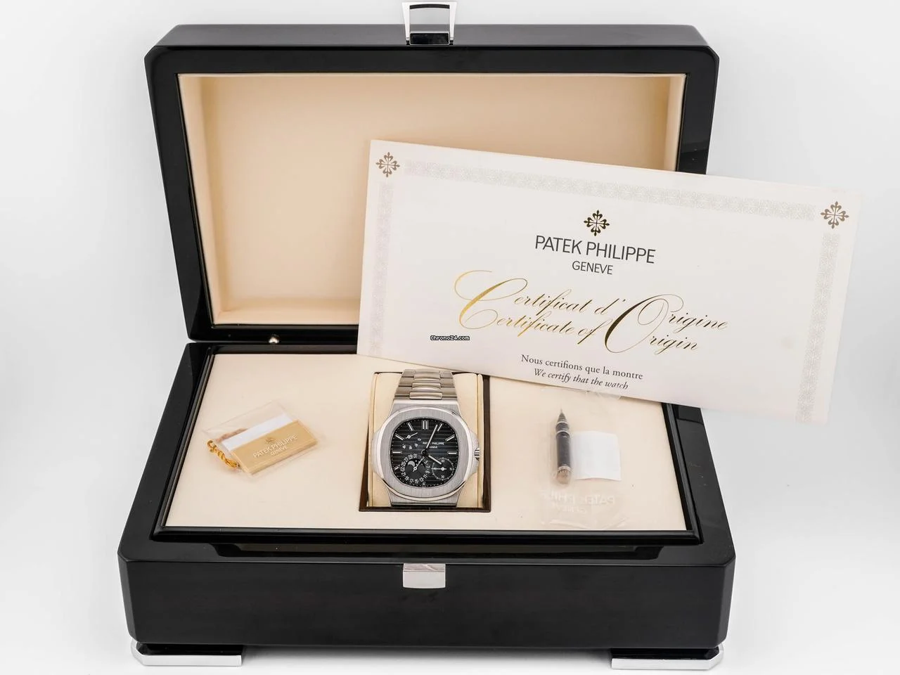 Patek Philippe 5712/1A-001 Nautilus 40 mm Stainless Steel Blue Dial Complete Set 2017