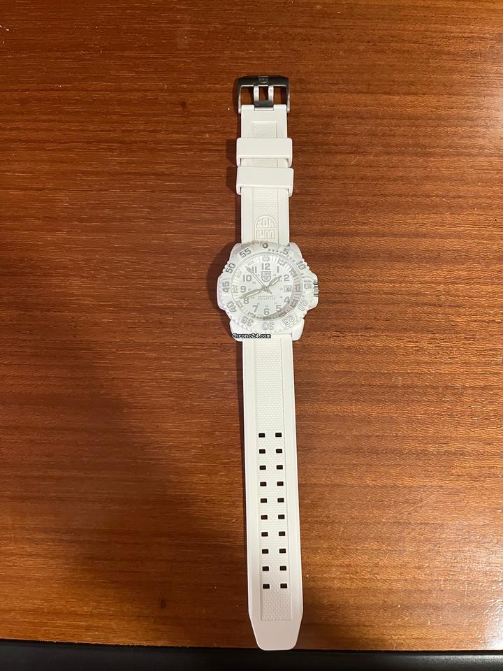 Luminox Seal Colormark 3050 Serie 44mm Navy Original y nuevo en perfecto estado, un solo uso y es blanco