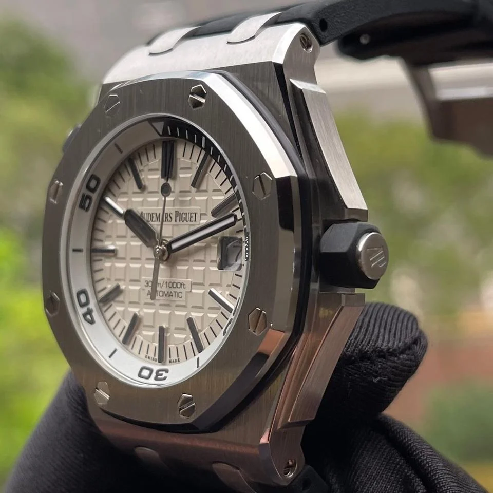 Audemars Piguet Royal Oak Offshore Diver 15710st white 4 Audemars Piguet Royal Oak Offshore Diver 15710st white