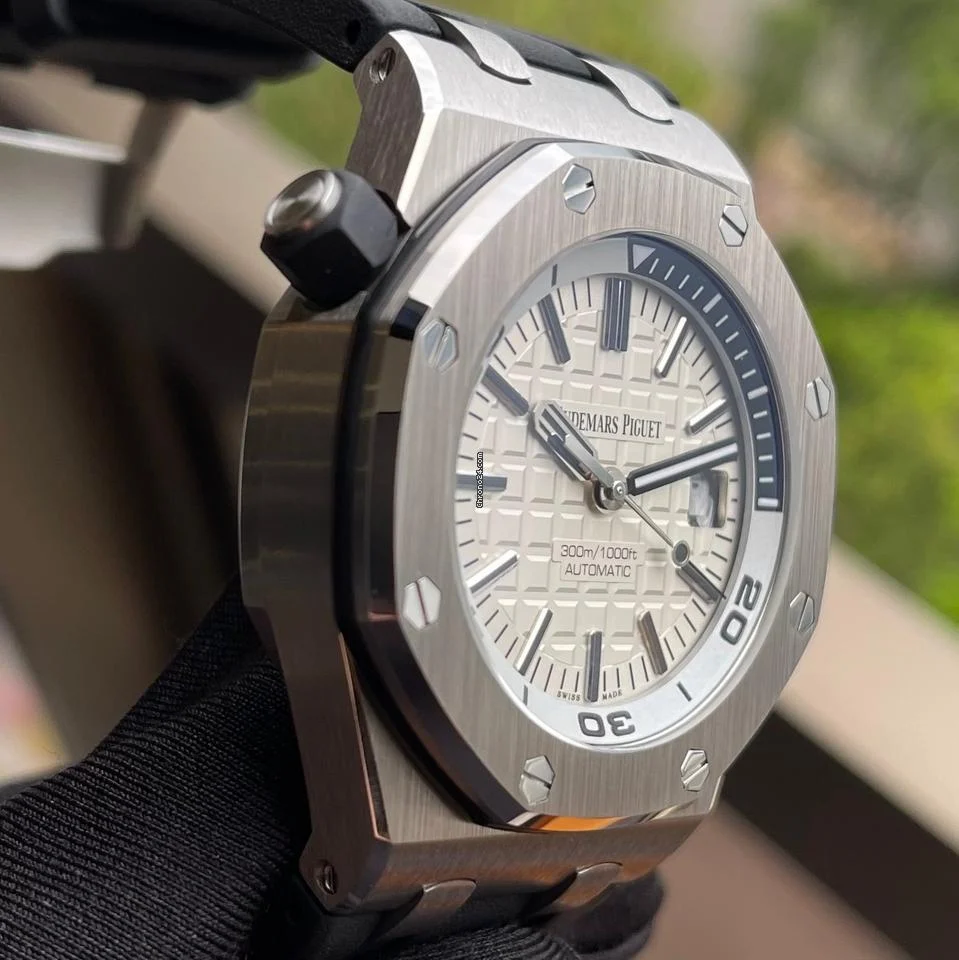 Audemars Piguet Royal Oak Offshore Diver 15710st white 5 Audemars Piguet Royal Oak Offshore Diver 15710st white
