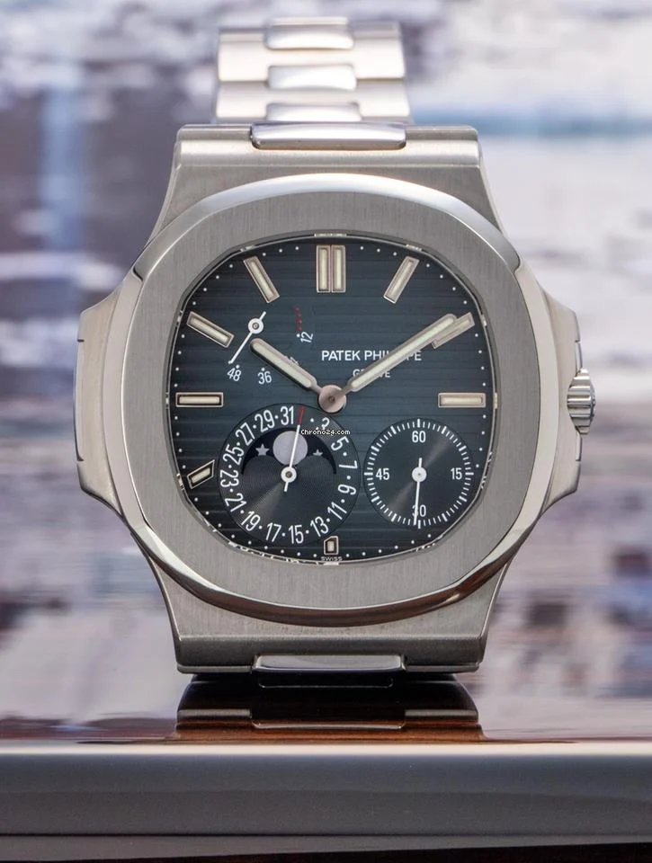 Patek Philippe Nautilus 5712/1A-001 Full set Pre-owned 2008