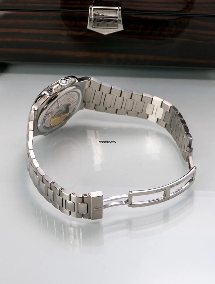 Patek Philippe Nautilus 5712/1A-001 Full set Pre-owned 2008 11 Patek Philippe Nautilus 5712/1A-001 Full set Pre-owned 2008