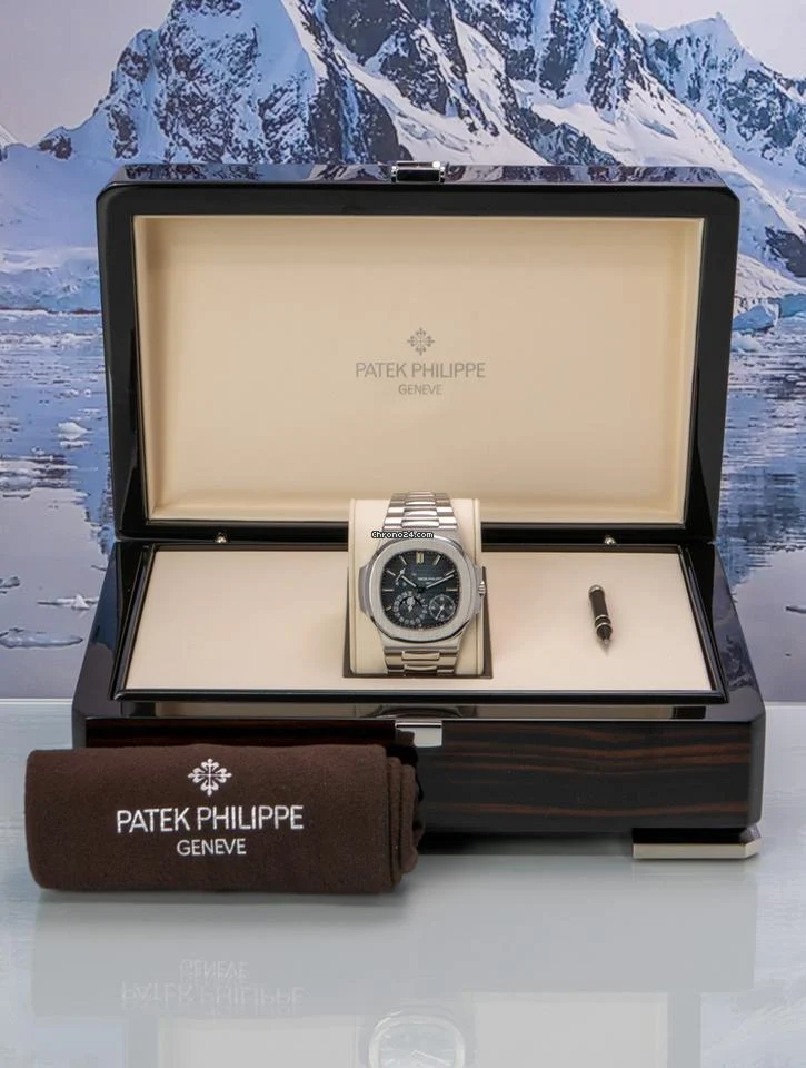 Patek Philippe Nautilus 5712/1A-001 Full set Pre-owned 2008