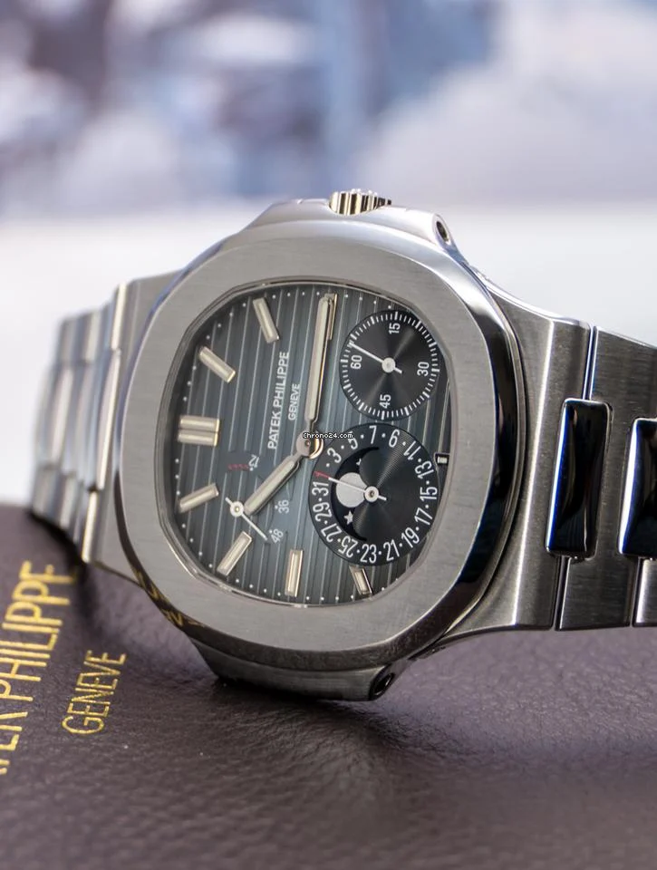 Patek Philippe Nautilus 5712/1A-001 Full set Pre-owned 2008 5 Patek Philippe Nautilus 5712/1A-001 Full set Pre-owned 2008