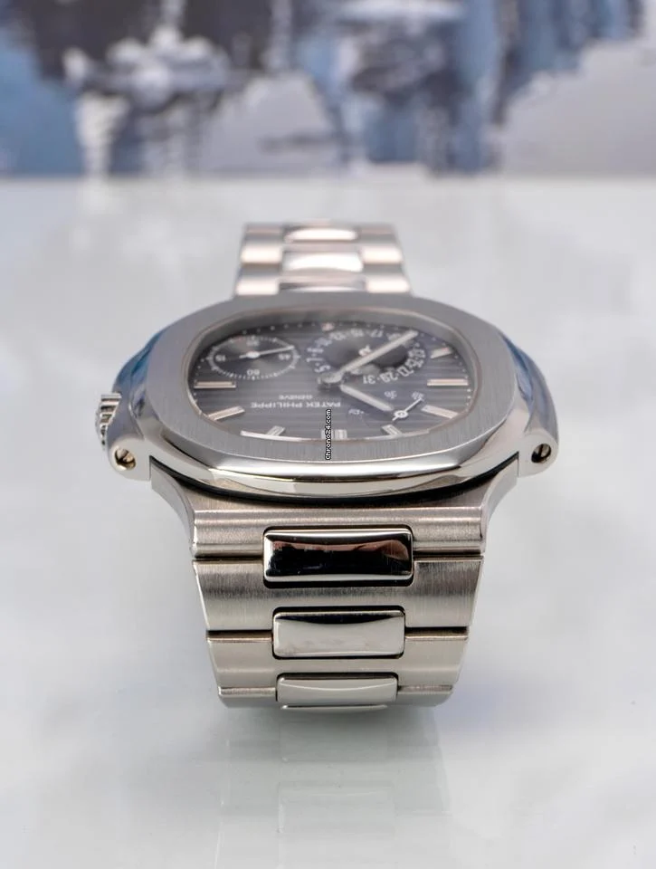 Patek Philippe Nautilus 5712/1A-001 Full set Pre-owned 2008 8 Patek Philippe Nautilus 5712/1A-001 Full set Pre-owned 2008