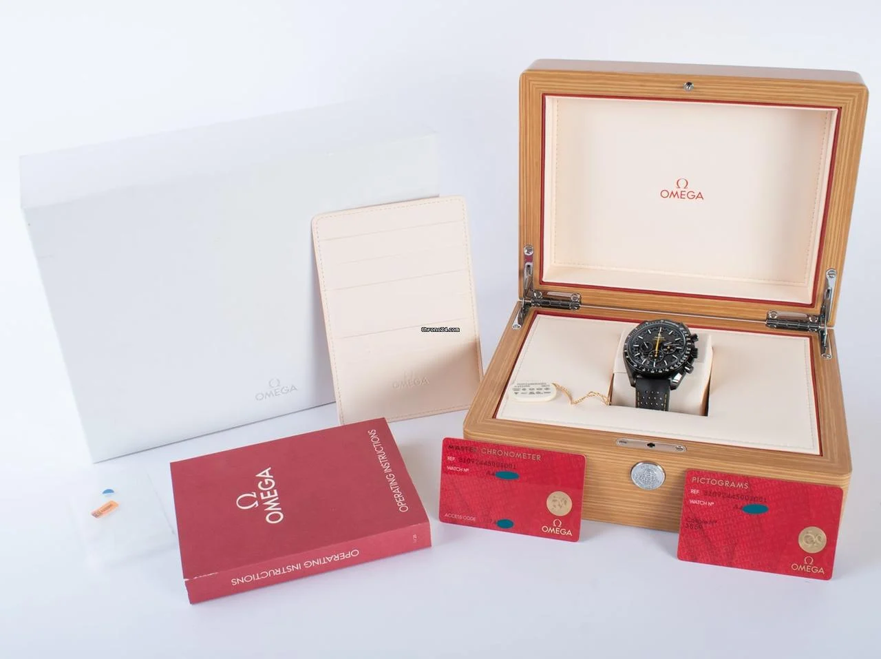 Omega Speedmaster Dark Side of the Moon Apollo 8 2025 310.92.44.50.01.001 Black Ceramic 44mm